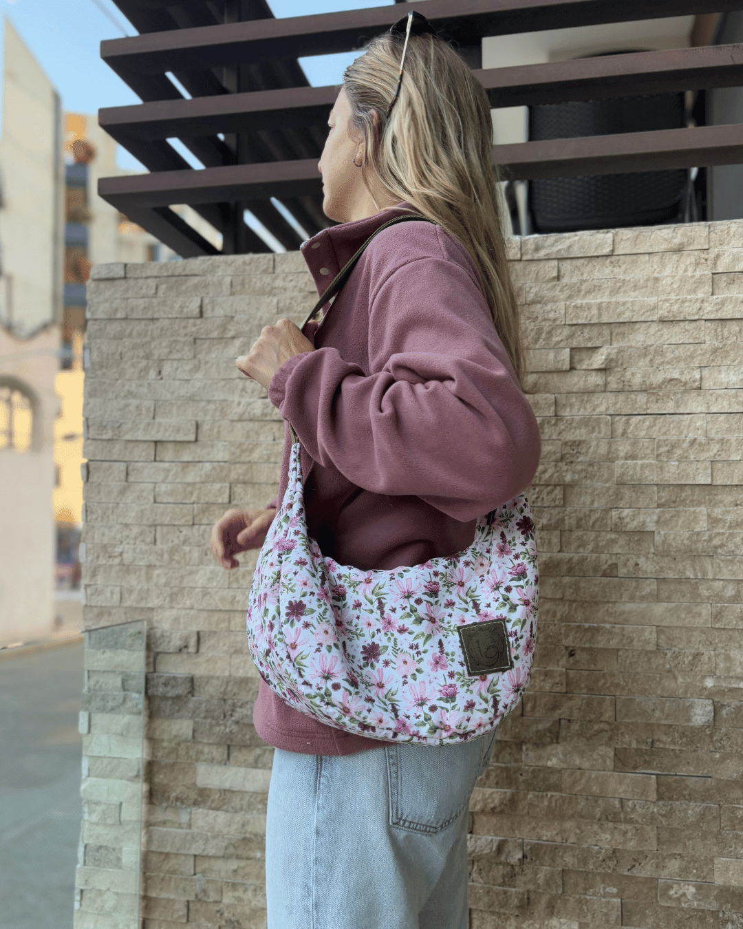 Sac «Printanier» en demi - lune en canevas blanc à motif de fleurs - Dérive ecobrand
