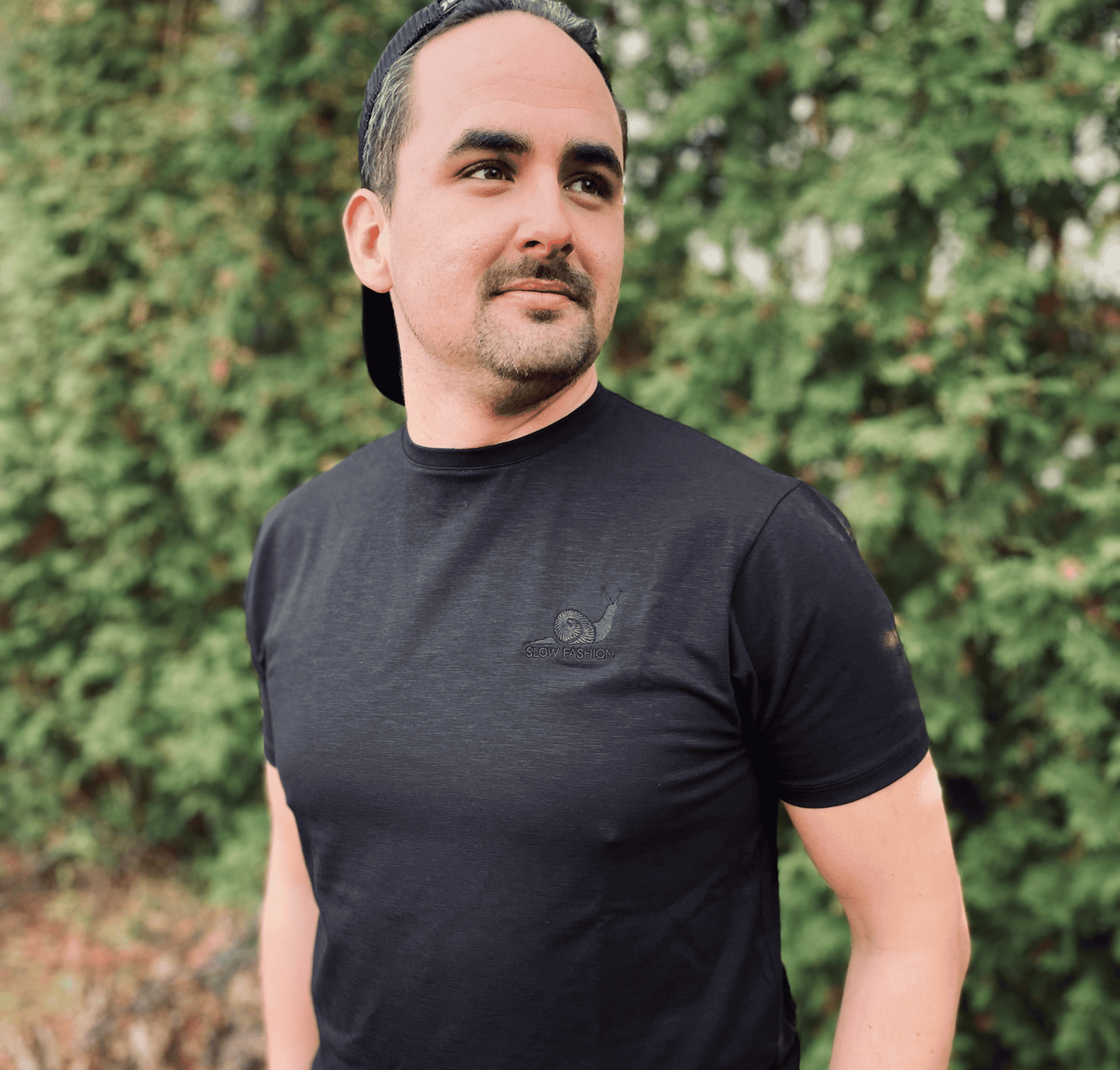 Homme portant le T Shirt 'Slow Fashion' de Derive ecobrand