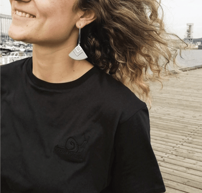 Femme arborant le T Shirt 'Slow Fashion' de Derive ecobrand