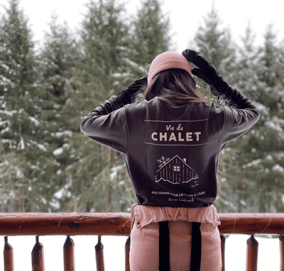 Femme portant le Crewneck 'Vie de Chalet' de Derive ecobrand.