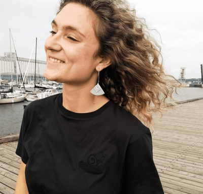 Femme arborant le T Shirt 'Slow Fashion' de Derive ecobrand
